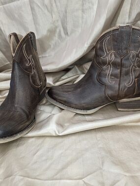 Circle G by Corral Distressed Brown Embroidered Western Booties -‎ Size 8M